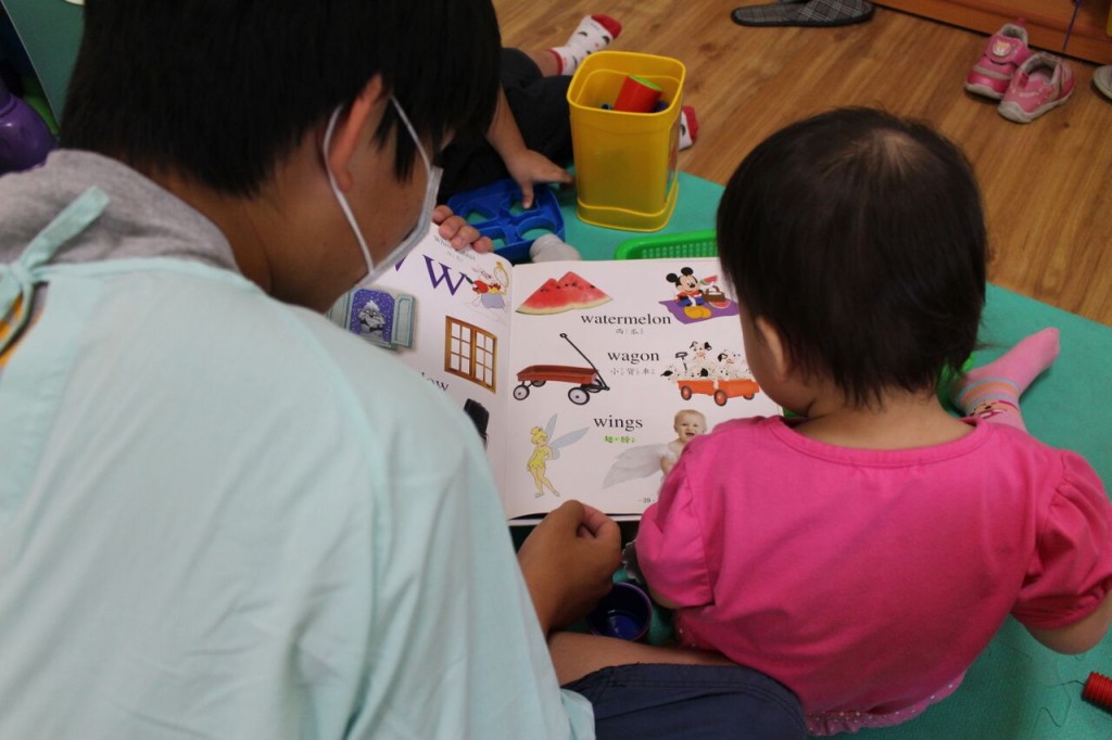 Bing今年夏天回善牧台南嬰兒之家擔任志工，照顧與多年前的他有著相同命運的孩子。